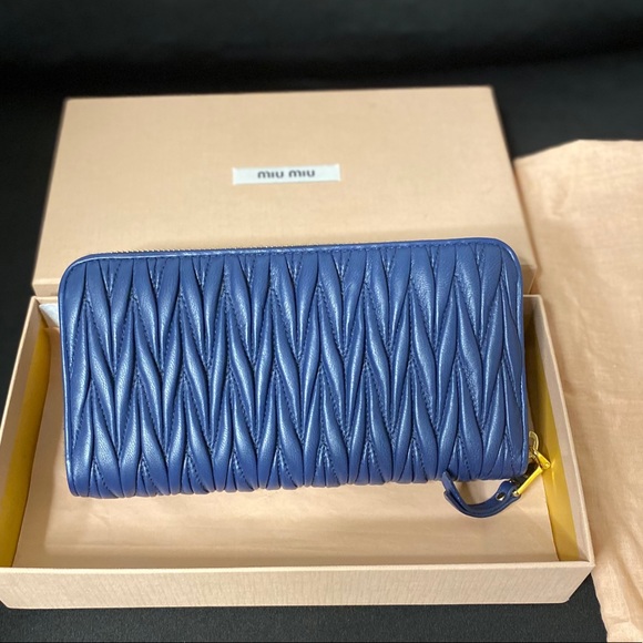 MIU MIU MATELASSE ZIPPER WALLET - Picture 2 of 16